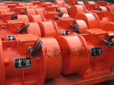 YZS振動(dòng)電機(jī)：加裝防護(hù)外殼，密封性強(qiáng)不易損壞。