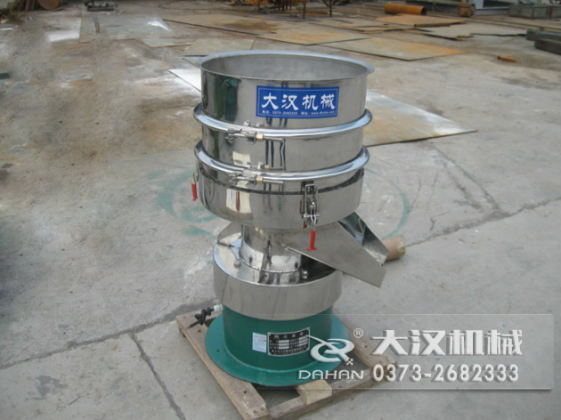 涂料過濾振動篩：利用振動電機(jī)的振動力帶動物料在篩網(wǎng)上進(jìn)行篩分，從而利用篩網(wǎng)孔徑的大小不同，完成涂料的分級，除雜等篩分目的。